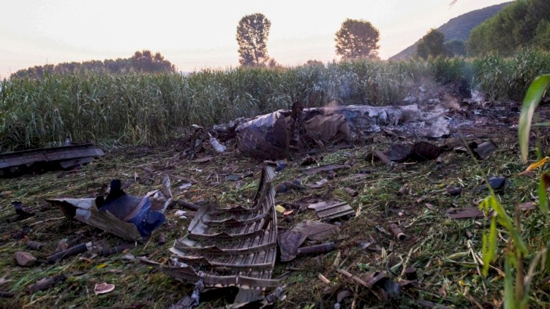 Puing-puing pesawat berserakan (Foto: Sky News)