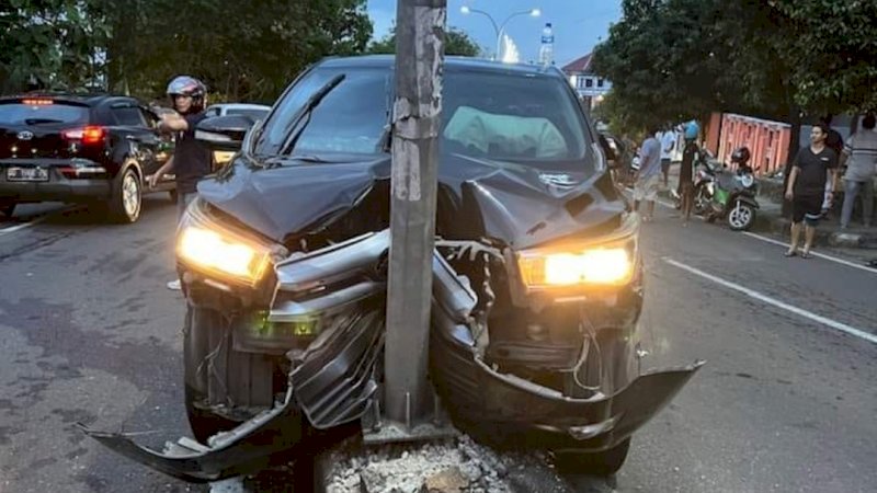 Mobil yang dikendarai Kadis Kominfo Sidrap, Bahtiar, mengalami kecelakaan di Kota Parepare. 