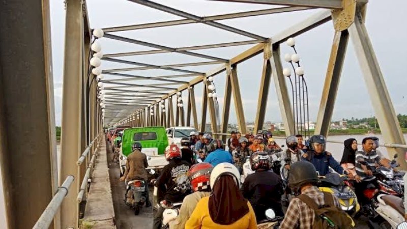 suasana kemacetan di jembatan Barombong