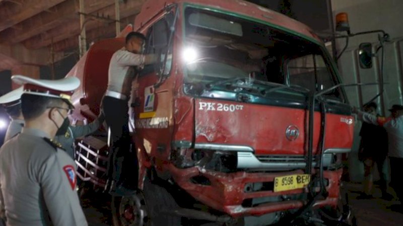 Truk tangki Pertamina yang menabrak belasan kendaraan di Jalan Alternatif Cibubur Kota Bekasi Senin (18/7/2022).  (Foto: Detik.com)