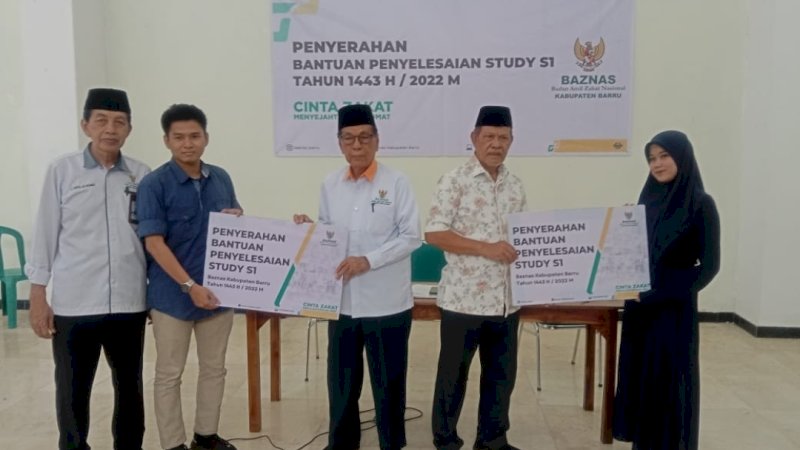 Penyerahan bantuan penyelesaian studi S1 untuk mahasiswa Barru yang kuliah di luar daerah, Kamis, (21/7/2022), di Gedung Islamic Center.
