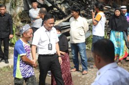 Ilham Azikin Bantu Korban Bencana Kebakaran di Letta