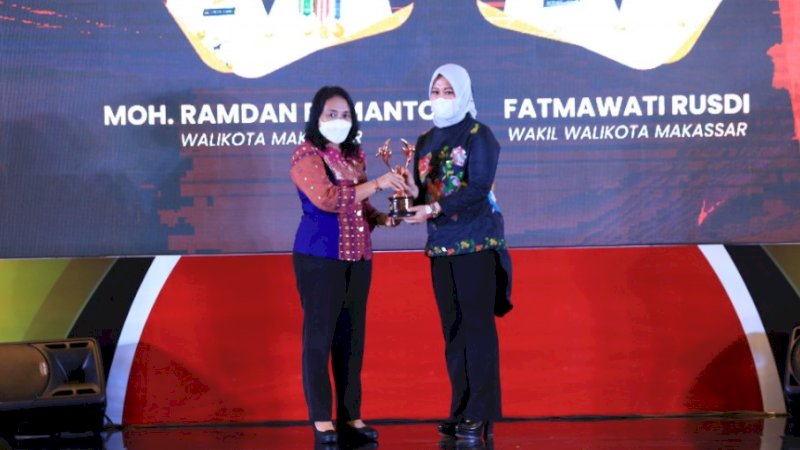 Penghargaan diberikan langsung oleh Menteri PPPA, Bintang Puspayoga (kiri), kepada Wakil Wali Kota Makassar, Fatmawati Rusdi, di Hotel Novotel Bogor Golf Resort and Convention Center, Jumat (22/7/2022) malam.