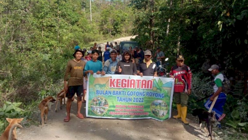 Warga Desa Pujananting berpartisipasi saling membantu sesama pada Bulan Bakti Gotong Royong (BBG).