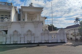 Heboh, Pria Memakai Kaos Oblong Bersarung Biru Munculkan Uang dari Balik Bantal