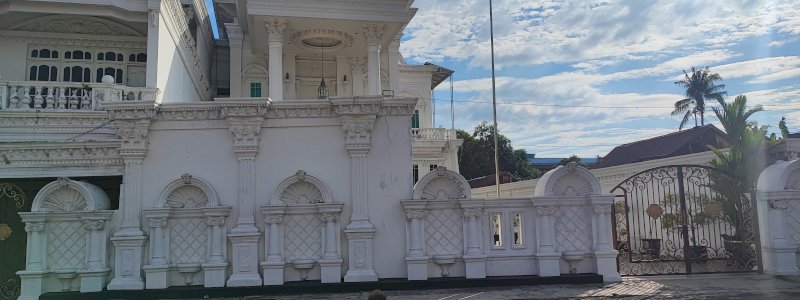 Heboh, Pria Memakai Kaos Oblong Bersarung Biru Munculkan Uang dari Balik Bantal