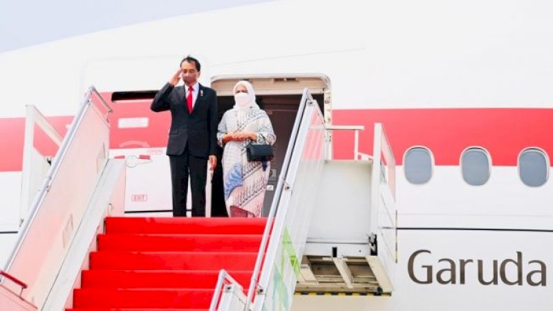 Presiden Joko Widodo atau Jokowi didampingi Iriana Jokowi bertolak menuju Beijing, China, Senin (25/7/2022). (Laily Rachev - Biro Pers Sekretariat Presiden)