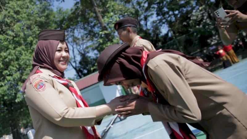 Wakil Wali Kota (Wawali) Makassar, Fatmawati Rusdi (kiri), saat pembukaan Kursus Mahir Dasar (KMD) di lapangan tenis FIP UNM, Senin (25/7/2022).