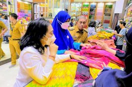 Kunjungi Kampung Sutera Desa Pakkanna, Menteri PPPA: Wajo Benar-Benar Lestarikan Budaya