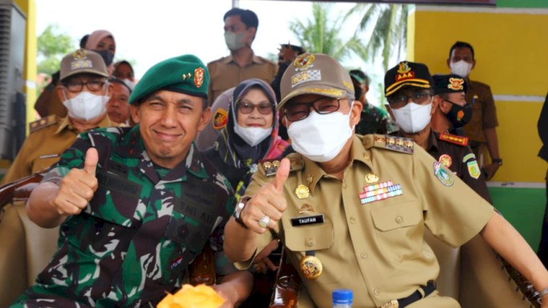 Pangdam XIV Hasanuddin, Mayjen TNI Andi Muhammad Bau Sawa Mappanyukki (kiri), bersama Wali Kota Parepare, Taufan Pawe.