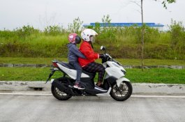 Tujuh Kiat Aman Bonceng Anak Naik Motor