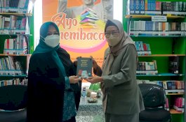Berkunjung ke Perpustakaan Daerah, Erna Rasyid Taufan Kampanyekan Program Gemar Membaca