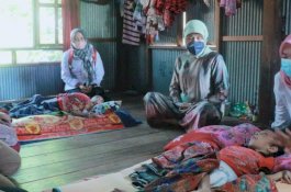 Ketua TP PKK Barru Jenguk Dua Anak Penderita Gizi Buruk di Pao-Pao