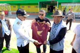 Makna Tersirat TP Dihadiahi Jersey PSM Makassar Nomor Punggung 01