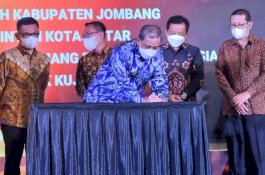 Disaksikan Menteri Perindustrian, Bupati Wajo Teken Kerja Sama dengan BBSPJIT untuk Pengembangan Sutra