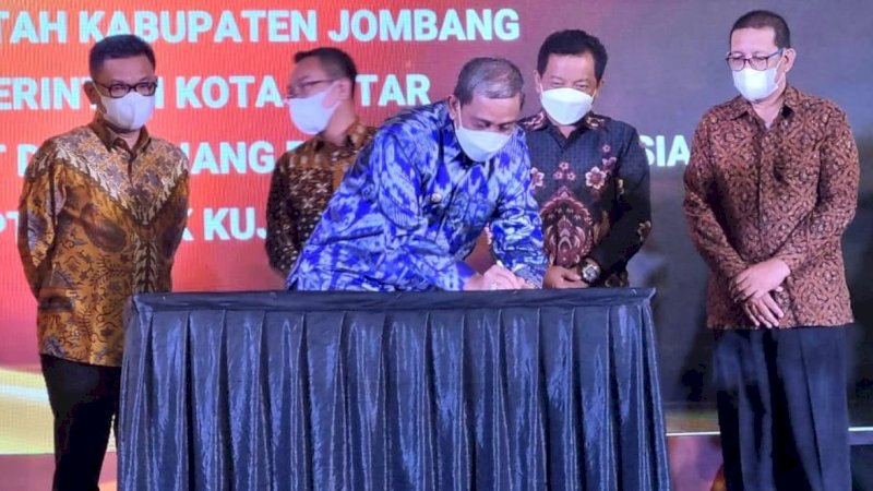 Bupati Wajo, Amran Mahmud, saat penandatanganan nota kesepakatan pada puncak peringatan Balai Besar Tekstil 100 Tahun Melayani di Kantor BBSPJIT, Bandung, Jawa Barat, Kamis (28/7/2022).