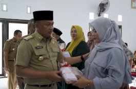 Bupati Bantaeng Salurkan Kain Seragam Sekolah ke Kelompok Penjahit