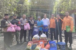 Rumah Panggung Beserta 24 Karung Padi Terbakar, Gubernur Sulsel Salurkan Bantuan