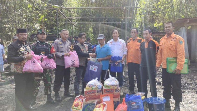 Penyaluran bantuan kepada korban kebakaran di Dusun Palagai, Desa Lekopancing, Kecamatan Tanralili, Kabupaten Maros, Jumat (29/7/2022).