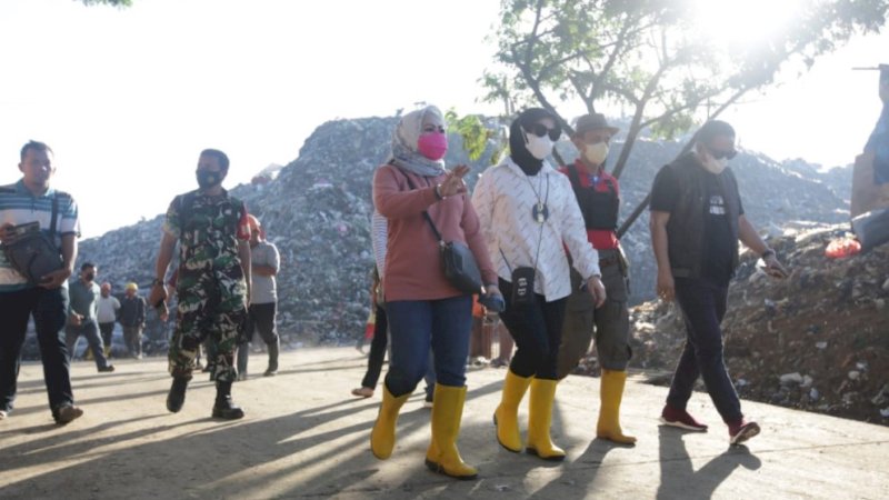 Wakil Wali Kota (Wawali) Makassar, Fatmawati Rusdi, saat meninjau langsung lokasi tempat pembuangan akhir (TPA) Antang, Sabtu (30/7/2022)