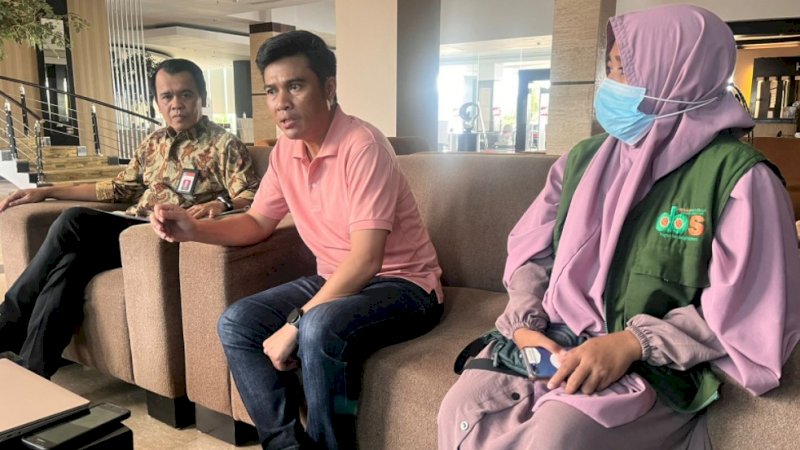  Branch Manager Kalla Toyota Mamuju, Ariyanto Arifin (tengah), saat berbincang terkait program pengembangan UMKM di Sulawesi Barat di Hotel d'Maleo, Sabtu (30/7/2022).