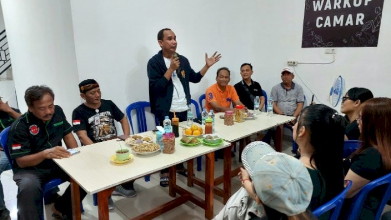 Ketua DPRD Kota Makassar, Rudianto Lallo, saat dengan Keluarga Pedagang Bakso (KPB) Nusantara di Jalan Metro Tanjung Bunga, Makassar, Minggu (31/7/2022).