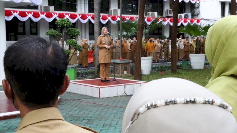 Wakil Wali Kota Makassar, Fatmawati Rusdi, menjadi pembina upacara di Balai Kota Makassar, Senin (1/8/2022).