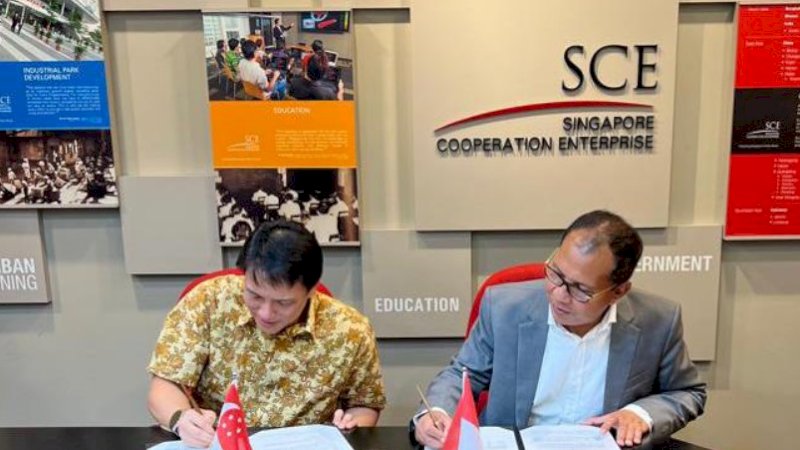 Perjanjian kerja sama ditandatangani langsung oleh Wali Kota Makassar, Mohammad Ramdhan Pomanto (kanan), bersama Chief Executive Director SCE, Kong Wy Mun, Senin (1/8/2022), di Singapura.