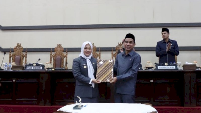 Wakil Wali Kota Makassar, Fatmawati Rusdi (kiri), bersama Ketua DPRD Kota Makassar, Rudianto Lallo, saat pengesahan Rancangan Peraturan Daerah (Ranperda) Kota Makassar tahun sidang 2021/2022 tentang Perlindungan Guru di Kantor DPRD Kota Makassar, Senin (1/8/2022).