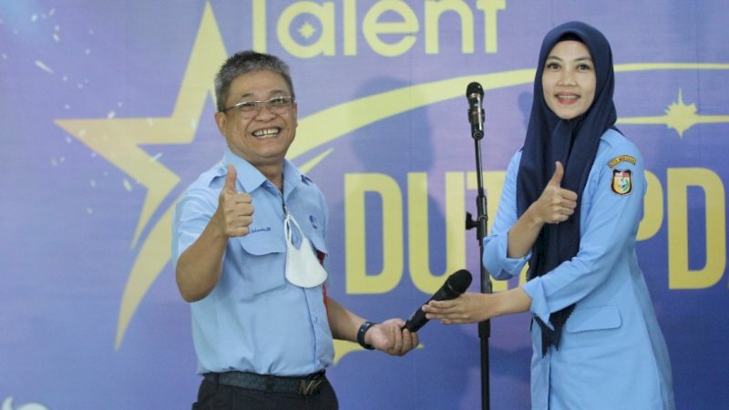 Direktur Utama PDAM Makassar, Beni Iskandar dan Dirum PDAM, Indira Mulyasari Pramastuti diacara Fun Futsal Hut PDAM Makassar ke 98.