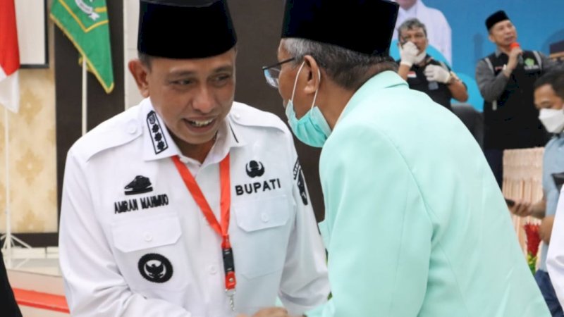 Bupati Wajo, Amran Mahmud (kiri), di Asrama Haji, Sudiang, Kota Makassar, Rabu (3/8/2022).