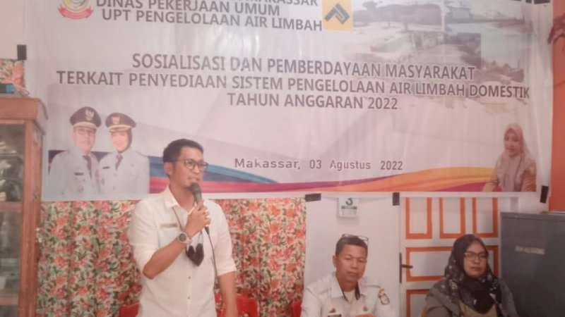 Kepala UPT PAL DPU Makassar, Hamka Darwis mensosialisasikan kepada warga terkait Pembangunan IPAL Losari, di Kantor Kelurahan Bulogading Kecamatan Ujung Pandang, Rabu (03/08/22).