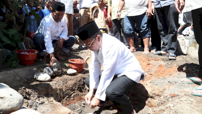 Wali Kota Makassar, Mohammad Ramdhan Pomanto (Danny), saat peletakan batu pertama renovasi Masjid Barkatul Ilham di Jalan Topaz, Kelurahan Masale, Kecamatan Panakkukang, Jumat (5/8/2022).