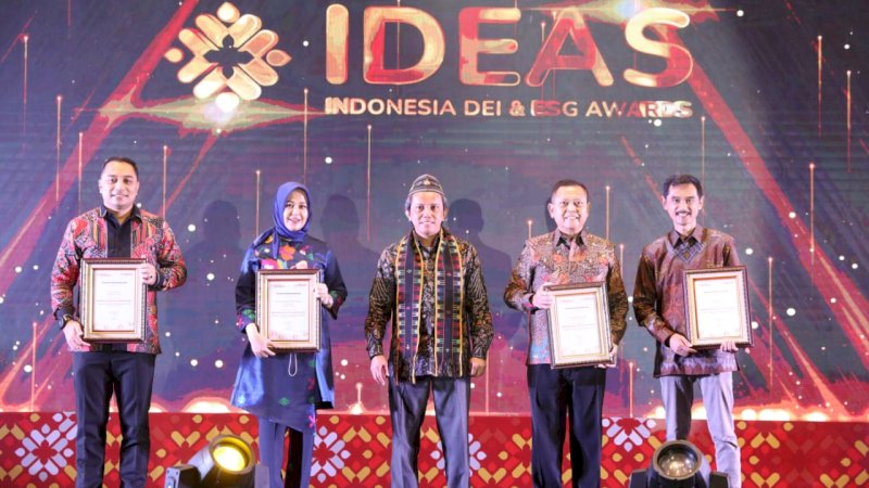 Penghargaan wali kota terpopuler diserahkan oleh Asmono Wikan Founder dan CEO PR Indonesia Group kepada Wakil Wali Kota Makassar Fatmawati Rusdi, di Hotel Meruorah, Labuan Bajo, Nusa Tenggara Timur, Jumat (5/8).
