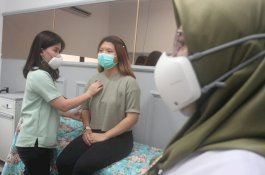 LG Memberikan 125 unit LG PuriCare Wearable Air Purifier Kepada RSUD Kabupaten Karawang. 