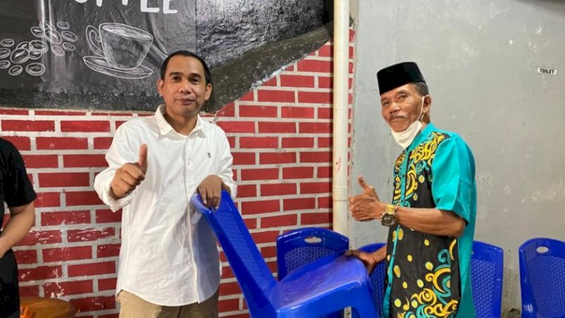 Ketua DPRD Kota Makassar, Rudianto Lallo (kiri), bersama salah satu ketua RT/RW di Kecamatan Tallo di Warkop RR Mallangngere, Sabtu (6/8/2022).