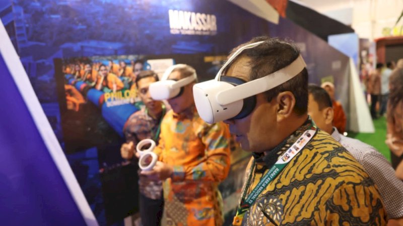 Wali Kota Makassar, Mohammad Ramdhan Pomanto (Danny), mencoba langsung kacamata VR Oculus di booth milik Pemkot Makassar pada Indonesian City Expo (ICE) ke-18 di Kota Padang, Sumatera Barat, Minggu (7/8/2022).