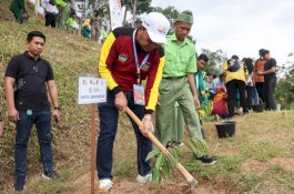 Bawa Pohon Durian, Wali Kota Makassar Tanam di Kebun Apeksi Padang