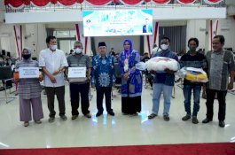 Wali Kota Palopo Serahkan Bantuan Kepada Nelayan