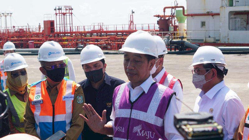 Presiden Jokowi didampingi Seskab Pramono Anung memberikan keterangan pers usai meresmikan Terminal Kijing, Mempawah, Kalbar, Selasa (09/08/2022). (Foto: Humas Setkab)