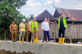 Andi Iwan Aras Tinjau Proyek Pembangunan Tanggul Sungai Walennae-Cenranae Wajo