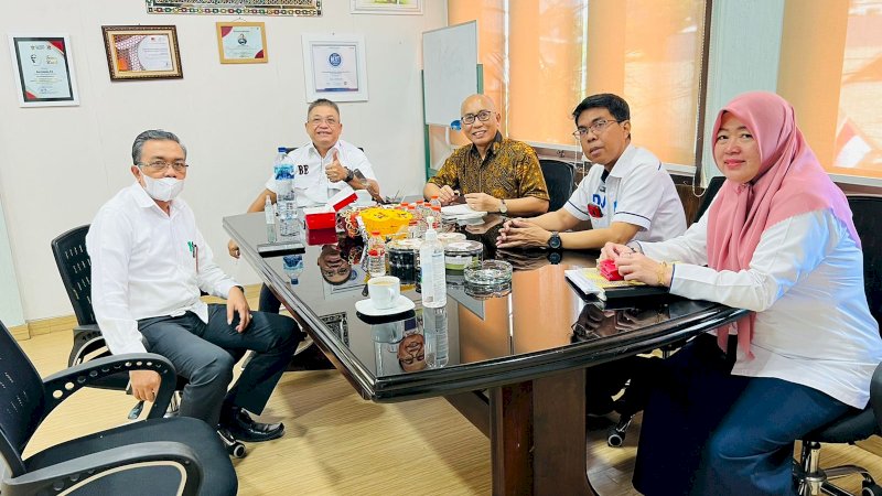 Kunjungan Direksi PT BPR Makassar ke kantor PDAM dan di terima langsung oleh Direktur Utama PDAM Makassar, Beni Iskandar, Rabu, (10/8/22).