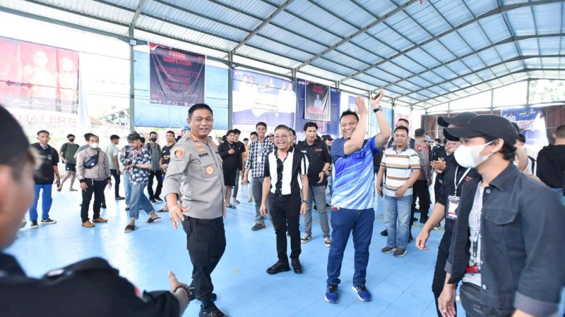 Kapolrestabes Makassar,Budhi Haryanto dan Dirut PDAM Makassar, Beni Iskandar buka pertandingan Fustal di Lapangan PDAM Makassar, (11/8/22)