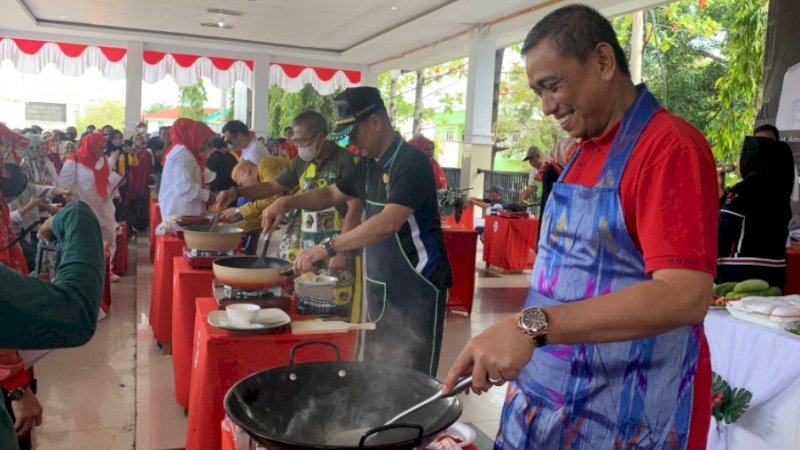 Bupati Wajo, Amran Mahmud, saat beraksi di dapur dalam lomba masak nasi goreng di tribune Lapangan Merdeka, Kota Sengkang, Kamis (11/8/2022). 