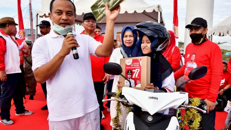 Pelajar SMK Negeri 1 Makassar Berlinang Air Mata di Depan Gubernur Andi Sudirman