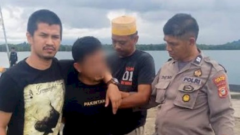 Laki-laki berinisial AK (35) saat diamankan personel Polsek Urban Pitumpanua di Pelabuhan Bangsalae, Kelurahan Siwa, Kecamatan Pitumpanua Kabupaten Wajo, Sabtu (13/8/2022).