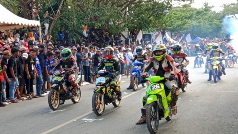 Bupati Cup III resmi bergulir di jalan poros nasional, Kabupaten Jeneponto, Sulawesi Selatan, Sabtu (13/8/2022). 