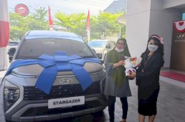 Hyundai Galesong Serahkan Unit Stargazer ke Pelanggan Pertama