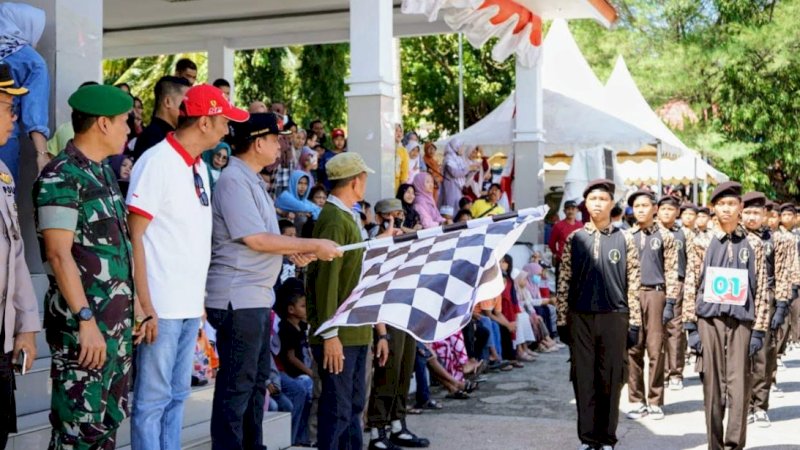 Pelepasan peserta gerak jalan indah tingkat SMP/MTs/SMA/SMK/MA oleh Bupati Wajo, Amran Mahmud, di Lapangan Merdeka, Sengkang, Sabtu (14/8/2022).