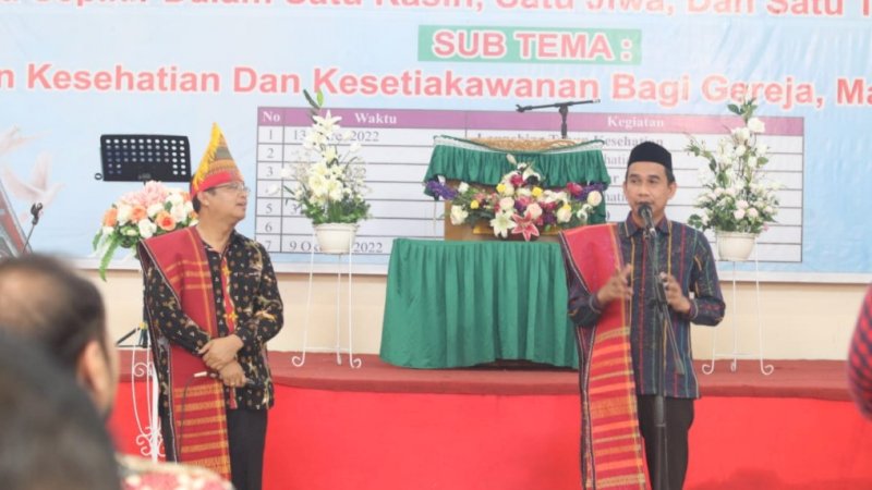 Ketua DPRD Kota Makassar, Rudianto Lallo (kanan), di Gereja HKBP Resort Sulawesi Selatan Distrik XVII Indonesia Bagian Timur, di Jalan Rajawali, Kota Makassar, Minggu (14/8/2022).